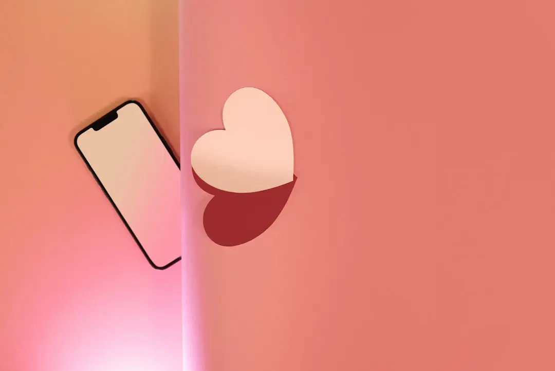 Smartphone entouré de cœurs pour illustrer une application de rencontre après une rupture