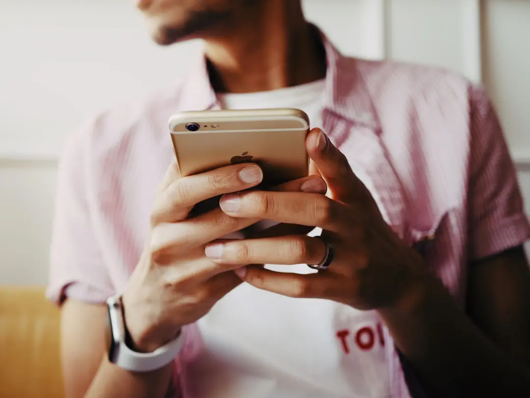 Personne tenant un smartphone pour illustrer le besoin de prendre du recul avant de réagir